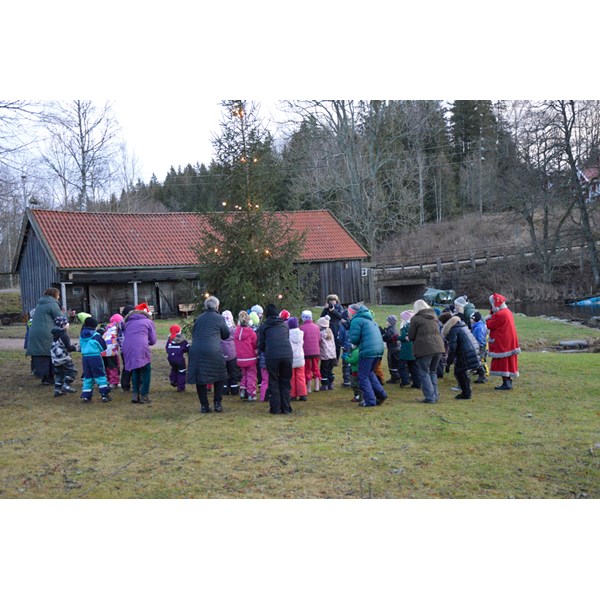 År 1 från Hökerum skola dansar ut julen vid Bogastugan